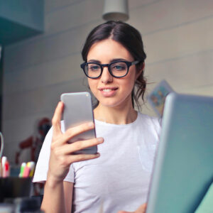 Découvrez des stratégies simples et efficaces pour attirer de nouveaux clients en salon de coiffure ou institut de beauté et développer votre activité.